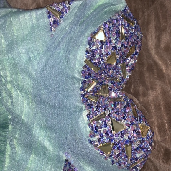 Beautiful gown for sale - Picture 3 of 5